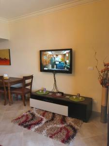 TV a/nebo společenská místnost v ubytování Porto Sokna Pyramids booking sea view apartment family only