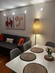 een woonkamer met een bank en een tafel bij Heart of Covent Garden central apartment - 2 bed in Londen