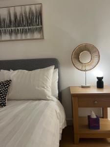 1 dormitorio con cama y mesa con espejo en Heart of Covent Garden central apartment - 2 bed en Londres