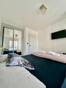 Un pat sau paturi într-o cameră la Charmingly cozy 2 beds apartment