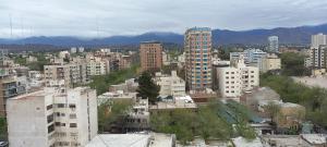 widok na miasto z wysokimi budynkami w obiekcie GRAMAR w mieście Mendoza