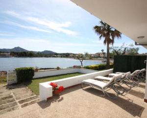 un patio con sillas y vistas al agua en CASA PRINCESA en Alcúdia