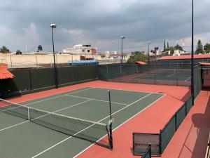 una pista de tenis con red en una pista de tenis en Mesón Yollotl, en Puebla