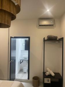 Ένα μπάνιο στο Moet Medellin Hotel