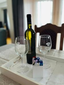 - une bouteille de vin et 2 verres à vin sur une table dans l'établissement Pet Apartment, à Strumica