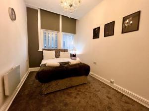 una camera con letto e lampadario a braccio di Liverpool Centre 2 Bed Apartment a Liverpool