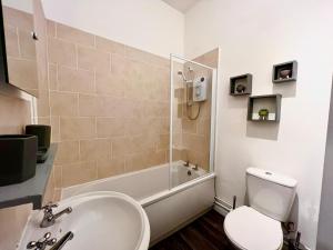 bagno con vasca, lavandino e servizi igienici di Liverpool Centre 2 Bed Apartment a Liverpool