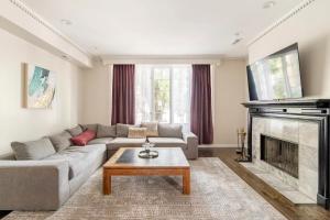 uma sala de estar com um sofá e uma lareira em NEW! Spacious Art Deco Modern 5 BD/3BA Condo em Chicago