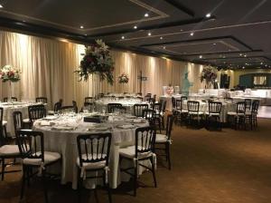 een feestzaal met witte tafels, stoelen en bloemen bij Club Maeva Miramar Tampico in Ciudad Madero