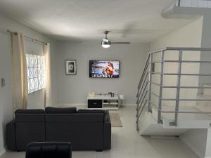 TV a/nebo společenská místnost v ubytování Mandeville Vacation Home
