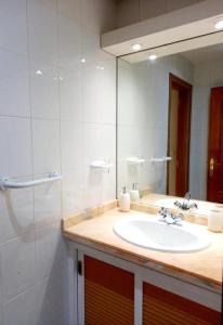 y baño con lavabo y espejo. en Hostel Pepe Viajes, en Madrid