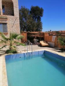 een zwembad voor een gebouw bij استمتع بالإقامة في فيلا أحلامك in El Khemis des Meskala