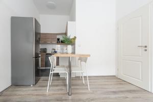 eine Küche und ein Esszimmer mit einem Tisch und Stühlen in der Unterkunft T&K Apartments - 2 Room Apartment - Ground Floor in Düsseldorf