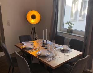 een tafel met borden en glazen erop bij Im Zentrum, Modernes City Apartment in Würzburg