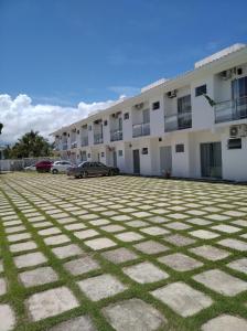 a large parking lot in front of a building at DUPLEX 5 ESTRELAS A 100 METROS DA PRAIA in Porto Seguro