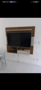a flat screen tv sitting on top of a wall at DUPLEX 5 ESTRELAS A 100 METROS DA PRAIA in Porto Seguro