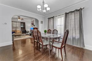 - une salle à manger avec une table et des chaises dans l'établissement Brand New Renovated 3 Bed House, à Buffalo