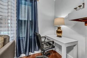 Gallery image of Renovated Main Floor Large 3 Bed House in Buffalo +24 photos