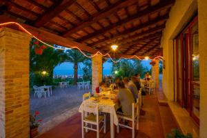 A restaurant or other place to eat at La Panoramica