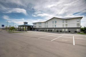 ein großes Gebäude mit einem Parkplatz davor in der Unterkunft Motel 6 Walton, KY - Richwood - Cincinnati Airport South in Walton