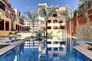uma piscina no meio de um edifício em Résidence piscine avec terrasse privé em Marrakech