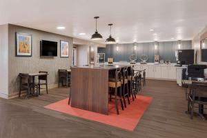 a large kitchen and dining room with a bar and chairs at Best Western Bellemont Shadow Mountain Inn in Flagstaff