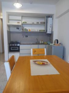 a kitchen with a wooden table with a plate on it at Departamento en pleno centro con cochera in Puerto Madryn