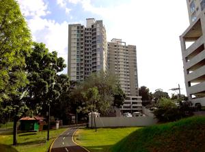 eine Stadtstraße mit hohen Gebäuden im Hintergrund in der Unterkunft Déjate llevar, es divino! in Panama-Stadt