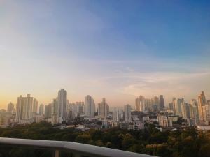 Blick auf die Skyline der Stadt mit hohen Gebäuden in der Unterkunft Déjate llevar, es divino! in Panama-Stadt