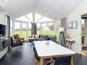 TV a/nebo společenská místnost v ubytování Holiday home Ansager XXXVI