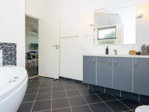 Kuchyň nebo kuchyňský kout v ubytování Holiday home Ansager XXXVI