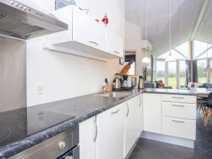 Kuchyň nebo kuchyňský kout v ubytování Holiday home Ansager XXXVI