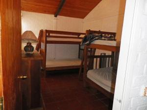 Zimmer mit 2 Etagenbetten und einer Lampe in der Unterkunft Villa Santa Maria in Santa María del Oro