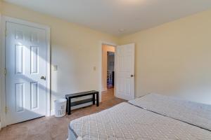 En eller flere senge i et værelse på Saratoga Springs Getaway Near Saratoga Racetrack!