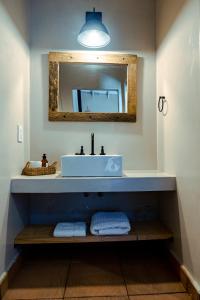 W łazience znajduje się umywalka i lustro. w obiekcie Casa Fran w mieście General Villegas