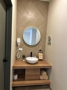 uma casa de banho com um lavatório e um espelho em Habitación 21 - Green Casitas em Ensenada