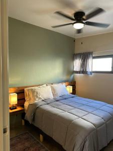um quarto com uma cama e uma ventoinha de tecto em Habitación 21 - Green Casitas em Ensenada