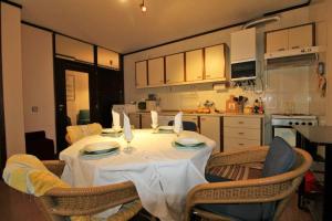 eine Küche mit einem Tisch und einem weißen Tischtuch darauf in der Unterkunft Apartamento Figueira da Foz - Praia do Relógio in Figueira da Foz