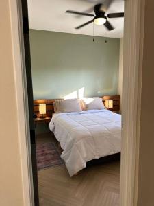 - une chambre avec un lit et un ventilateur de plafond dans l'établissement Habitación 22 - Green Casitas, à Ensenada
