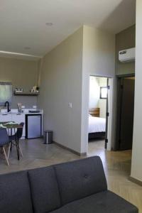 - un salon avec un canapé et une chambre dans l'établissement Habitación 22 - Green Casitas, à Ensenada