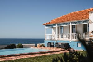 una casa con piscina junto al océano en Villa Tamar - Azenhas do Mar en Azenhas do Mar