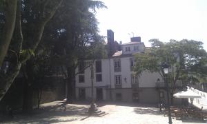 une grande maison blanche avec des arbres devant elle dans l'établissement Apartamento Tránsito de Entrerruas, à Saint-Jacques-de-Compostelle