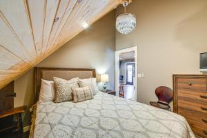 ein Schlafzimmer mit einem großen Bett und einer Holzdecke in der Unterkunft Lovely Lakefront Apartment with Boat Ramp Access in Clifton