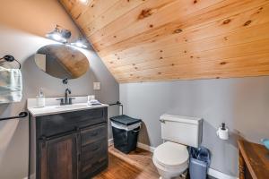 ein Badezimmer mit einem Waschbecken, einem WC und Holzdecken in der Unterkunft Lovely Lakefront Apartment with Boat Ramp Access in Clifton