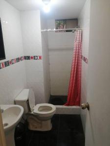 Baño pequeño con aseo y lavamanos en Departamento Completo Zona residencial la Molina, en Lima