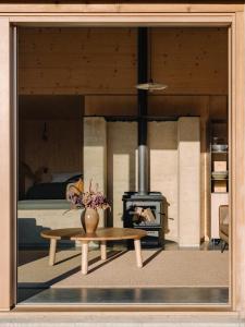 Zimmer mit Kamin, Tisch und Bett in der Unterkunft The Earth House @ Jacks Point in Frankton