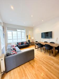 a living room with a couch and a table at Euston flat in London