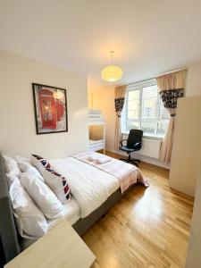ein Schlafzimmer mit einem Bett und einem Stuhl darin in der Unterkunft Euston flat in London