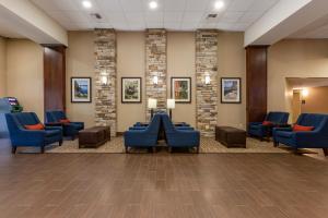 une salle d'attente dans un hôpital avec des chaises bleues dans l'établissement Comfort Inn & Suites Coeur d'Alene, à Coeur d'Alene