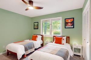 a bedroom with two beds and a ceiling fan at La Bella Vida at Bella Vista in Bella Vista